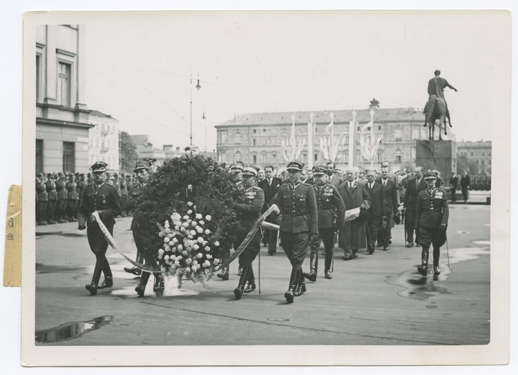 Obchody Święta Żołnierza w rocznicę Bitwy Warszawskiej 1920, oficjalne delegacje przed Grobem Nieznanego Żołnierza