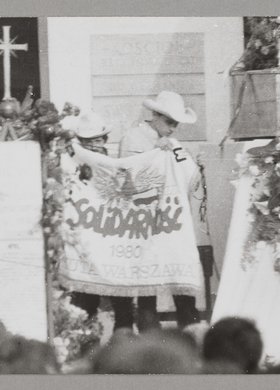 Pogrzeb bł. ks. Jerzego Popiełuszki - wejście do kościoła p.w. św. Stanisława Kostki na warszawskim Żoliborzu oraz katafalk z trumną