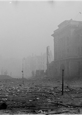 Zniszczony gmach Poczty Głównej