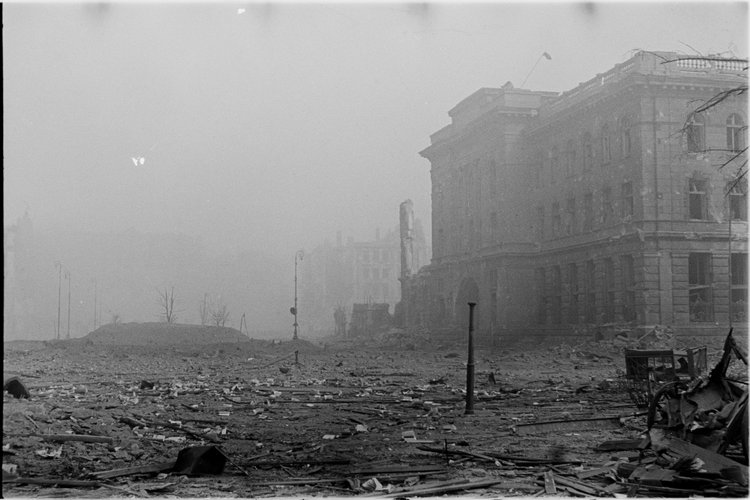 Zniszczony gmach Poczty Głównej