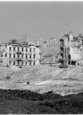 Ruiny zabudowy w rejonie skrzyżowania ulic Siennej i Wielkiej