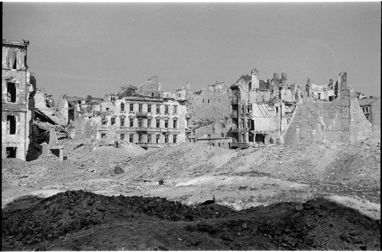 Ruiny zabudowy w rejonie skrzyżowania ulic Siennej i Wielkiej