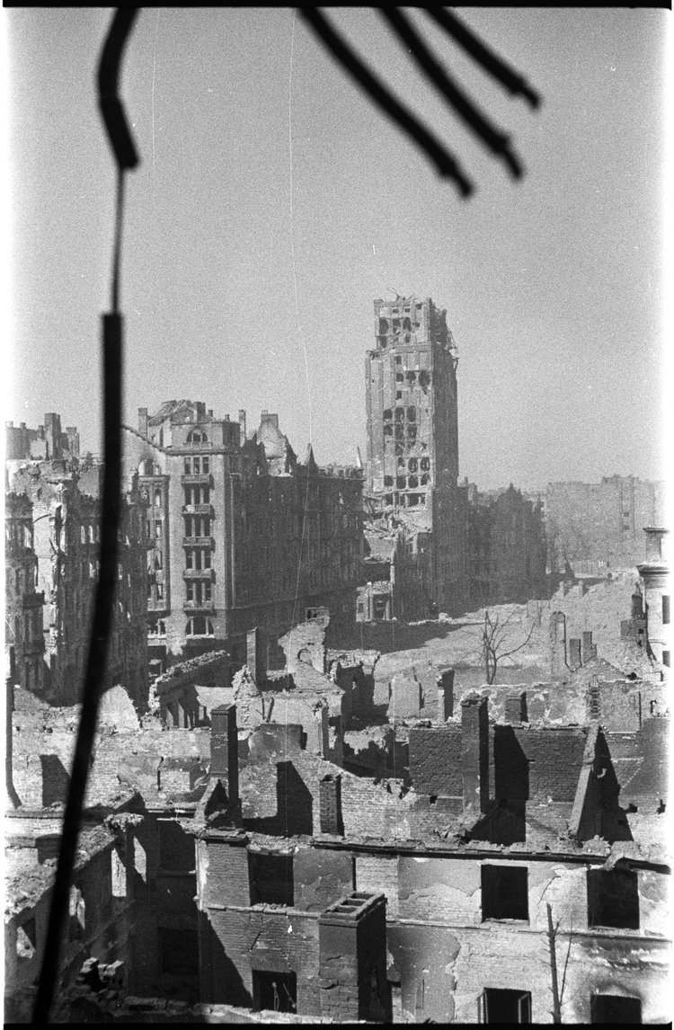 Panorama zniszczeń Śródmieścia w rejonie wylotu ulicy Szpitalnej na plac Napoleona