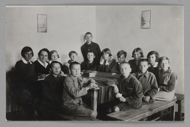 Fotografia przedstawiająca Marię Falską z Radą Samorządową Naszego Domu