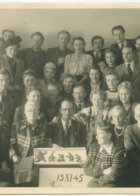 Stanisław Żaryn w otoczeniu współpracowników z Wydziału Architektury Zabytkowej Biura Odbudowy Stolicy