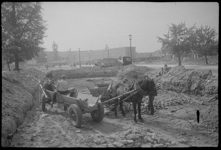 Prace przy usuwaniu gruzu w rejonie przedłużenia ulicy Marszałkowskiej przez Ogród Saski