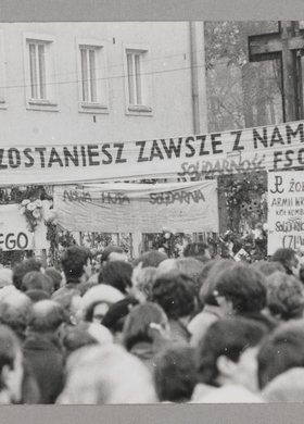 Pogrzeb bł. ks. Jerzego Popiełuszki - tłum ludzi trzymających liczne transparenty