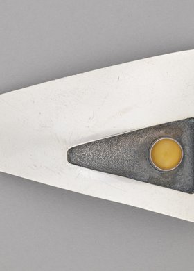 Broszka z bursztynem - kaboszonem