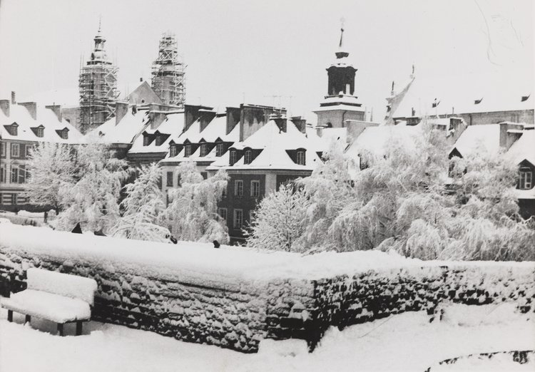 Widok na kamienice przy ulicy Mostowej oraz dach kościoła pw. św. Jacka i wieże kościoła św. Ducha zimą