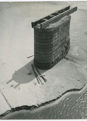 Filar zniszczonego mostu przy Cytadeli (ob. most Gdański)