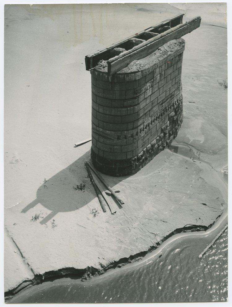 Filar zniszczonego mostu przy Cytadeli (ob. most Gdański)