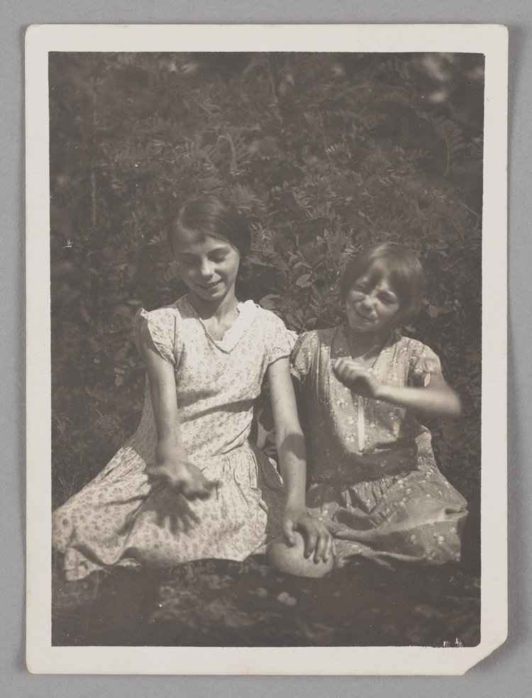 Fotografia przedstawiająca Stefcię i Felę Łukjanówny w ogrodzie Naszego Domu