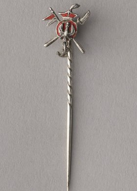 Szpilka do krawata z Orłem na tle sztandaru i kosy