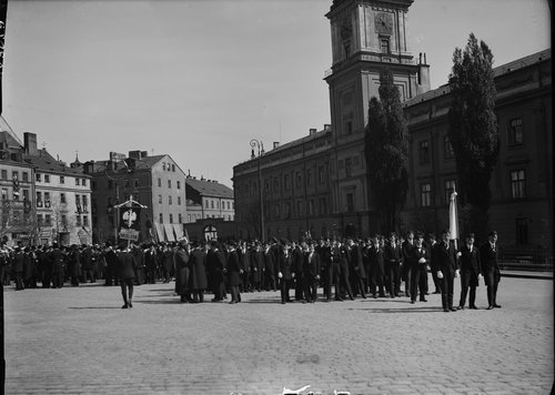 Obchody 125 rocznicy uchwalenia Konstytucji 3 Maja; uczniowie na placu Zamkowym