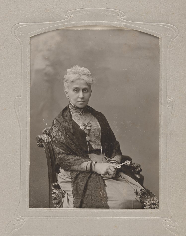 Album szkolny Instytutu Aleksandryjsko-Maryjskiego Wychowania Panien w Warszawie