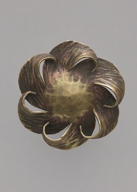 Broszka mosiężna w kształcie sześciopłatkowego kwiatu