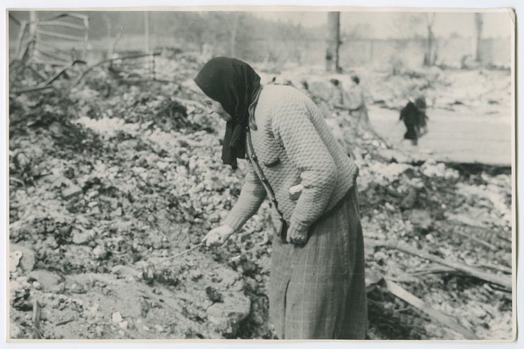 Kobieta wśród zgliszczy