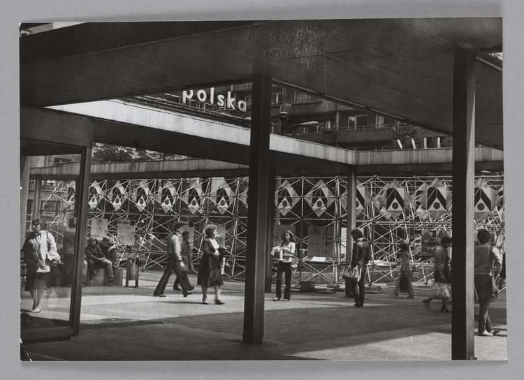 Śródmiejski Mall (currently Stefana “Wiecha” Wiecheckiego Mall) and an outdoor exhibition