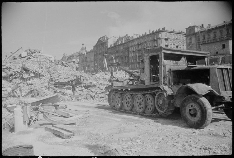 Wywożenie gruzu Dworca Głównego