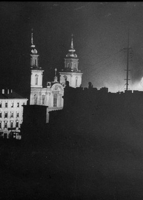 Komenda Policji i kościół św. Krzyża nocą