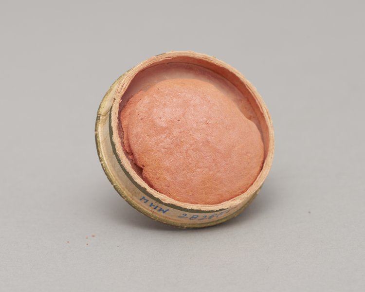 Pudełko z suchym różem firmy Warszawianka