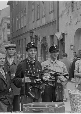 Grupa powstańców na ulicy Wareckiej