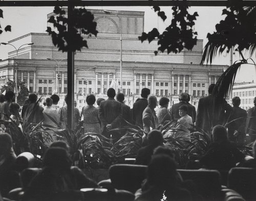 Zwycięstwa [Victory] Square (currently Piłsudski Square) during Primate Stefan Wyszyński’s funeral ceremony from Hotel Victoria
