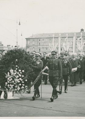 Obchody Święta Żołnierza w rocznicę Bitwy Warszawskiej 1920, oficjalne delegacje przed Grobem Nieznanego Żołnierza