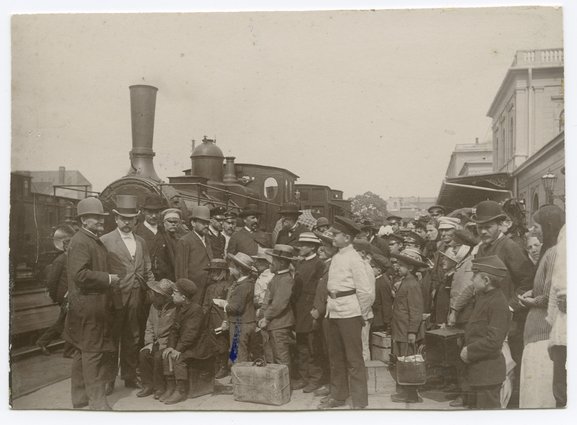 Wyjazd chłopców na kolonie letnie ze stacji kolei Warszawsko-Wiedeńskiej