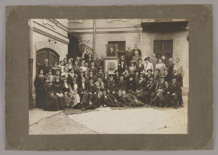 Portret zbiorowy pracowników firmy "Pluton", podwórze fabryki przy ulicy Żytniej 10