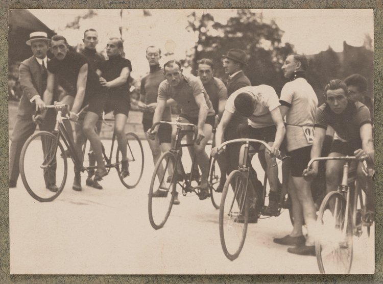 Album z fotografiami cyklistów na Dynasach