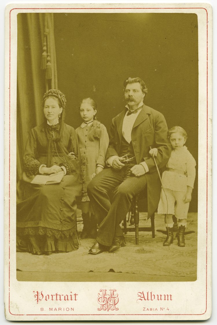 Portret rodziców z dwójką dzieci