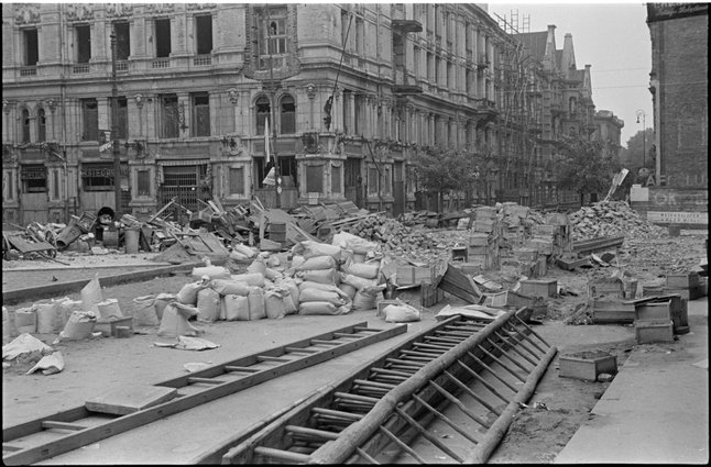 Budowa barykady na Nowym Świecie