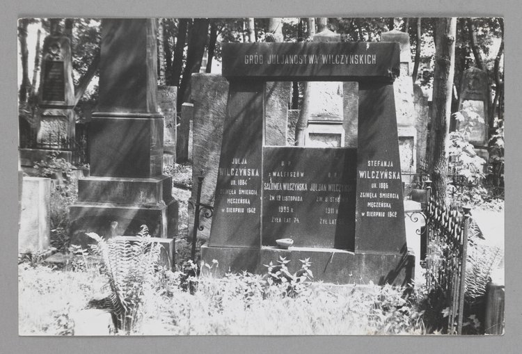 Fotografia przedstawiajaca grób rodziny Wilczyńskich na cmentarzu żydowskim przy ul. Okopowej