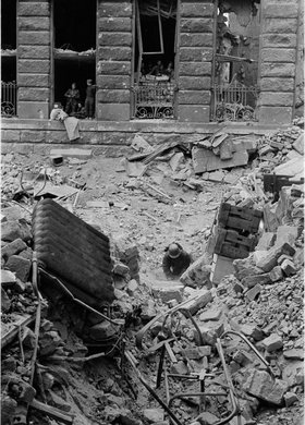 Powstańcy w ruinach gmachu Poczty Głównej