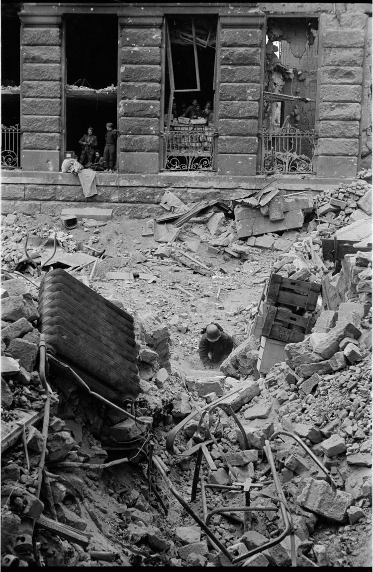 Powstańcy w ruinach gmachu Poczty Głównej