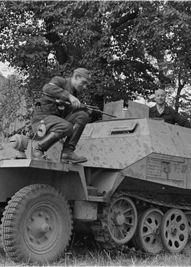 Powstańcy w zdobytym transporterze