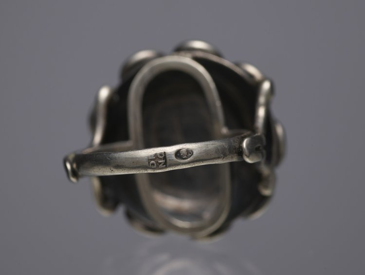 Pierścionek z kolistym bursztynem - kaboszonem