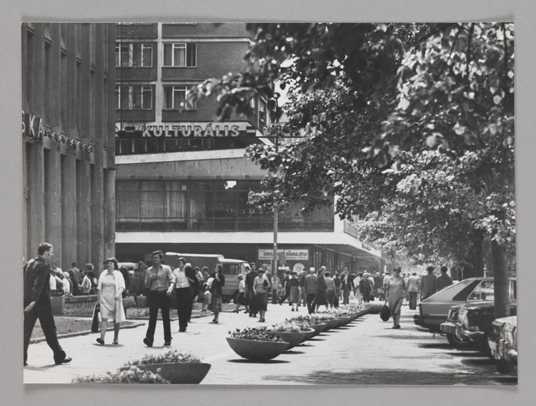 Marszałkowska St. at the exit of Wspólna St.