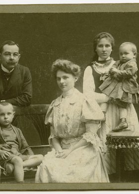 Portret córki Henryka Beslera z rodziną i służącą