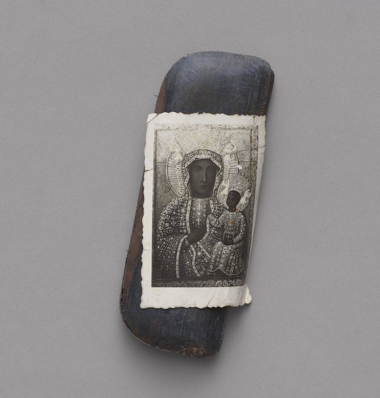 Futerał na okulary, z obrazkiem Matki Boskiej, po powstańcu Andrzeju Wojno