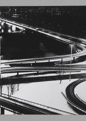 Most Łazienkowski i fragment Trasy Łazienkowskiej nocą