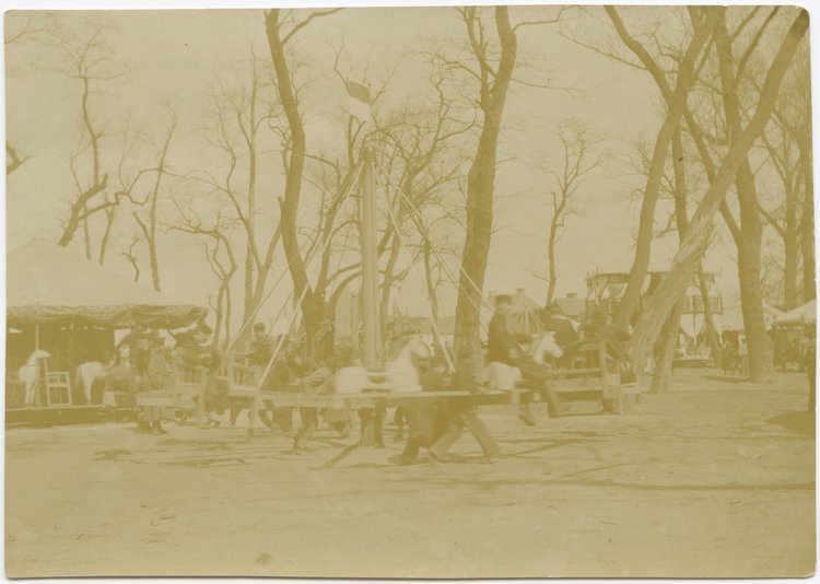 Widok "wesołego miasteczka" na Powązkach