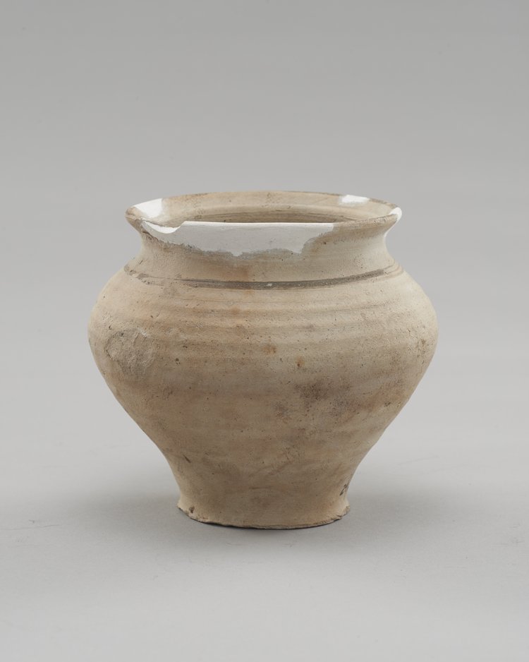 Naczynie z białej ceramiki