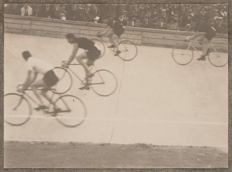 Album z fotografiami cyklistów na Dynasach