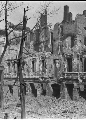 Ruiny kamienicy przy placu Napoleona 6