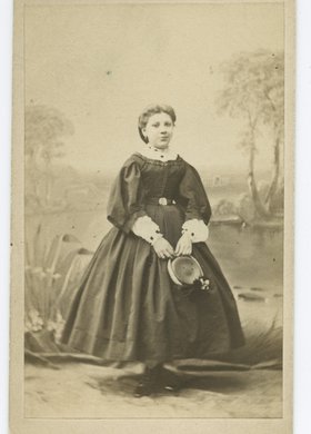 Portret dziewczyny w stroju z okresu żałoby narodowej