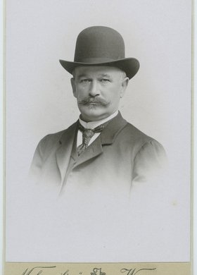 Portret niezanego mężczyzny w kapeluszu