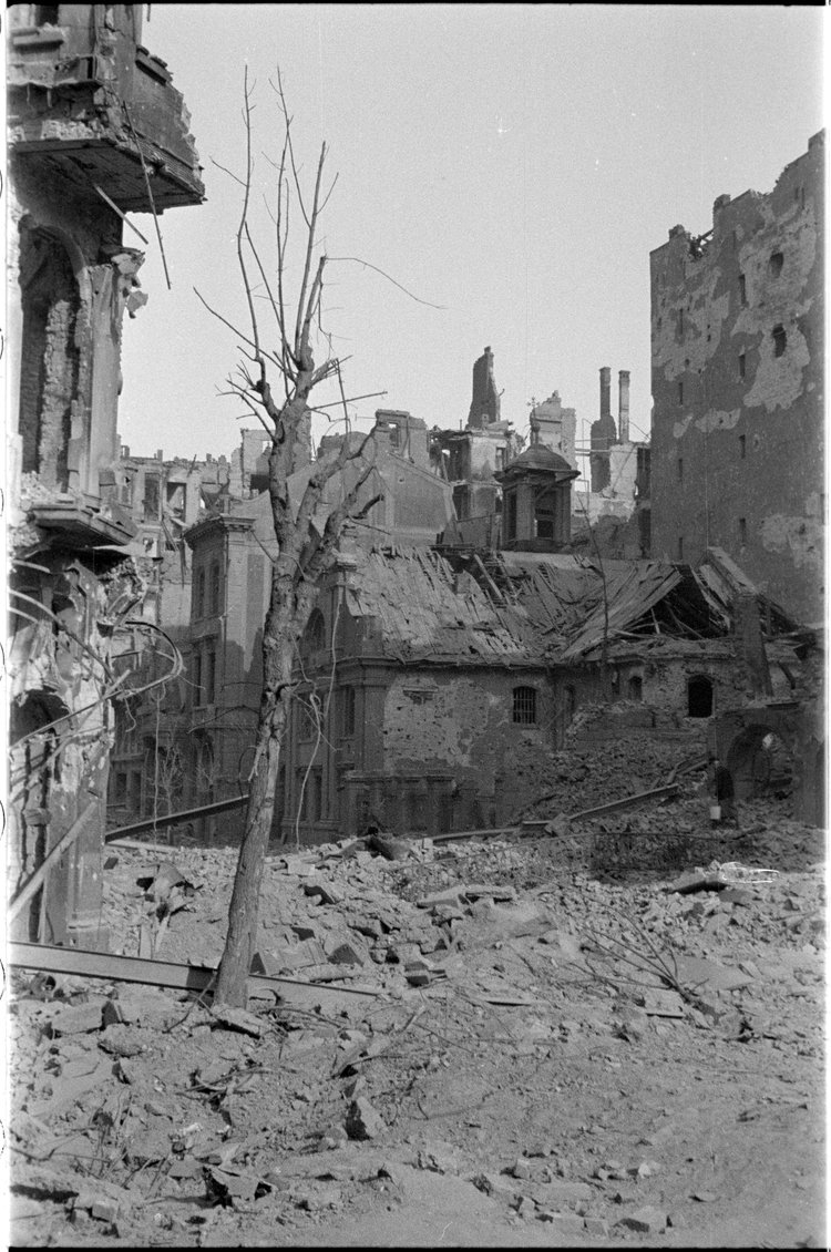 Ruiny kościoła Imienia Jezus przy ulicy Stanisława Moniuszki 3a