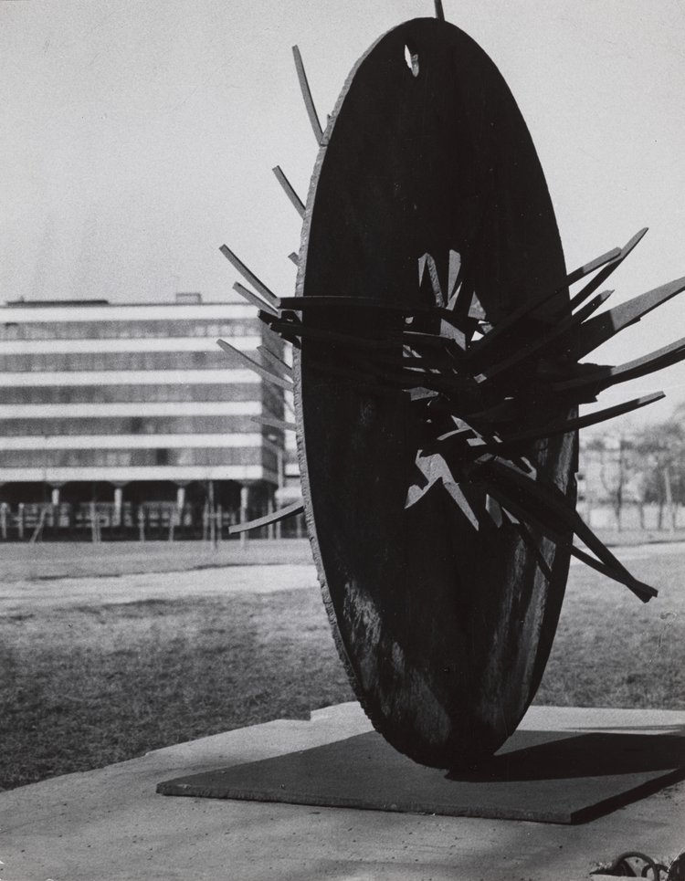 Rzeźba "Planetoida" Henryka Wróblewskiego z I Biennale Rzeźby w Metalu